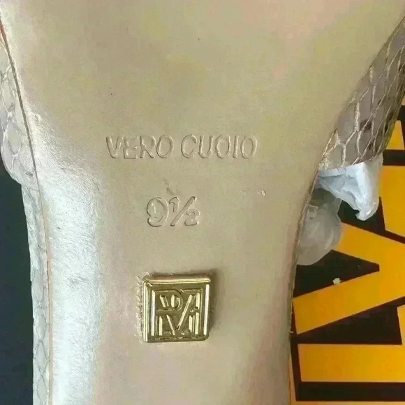 Pour La Victoire Kalinda Taupe Shadow Snake Sanders  -NIB - Size 9.5M - Picture 6 of 6